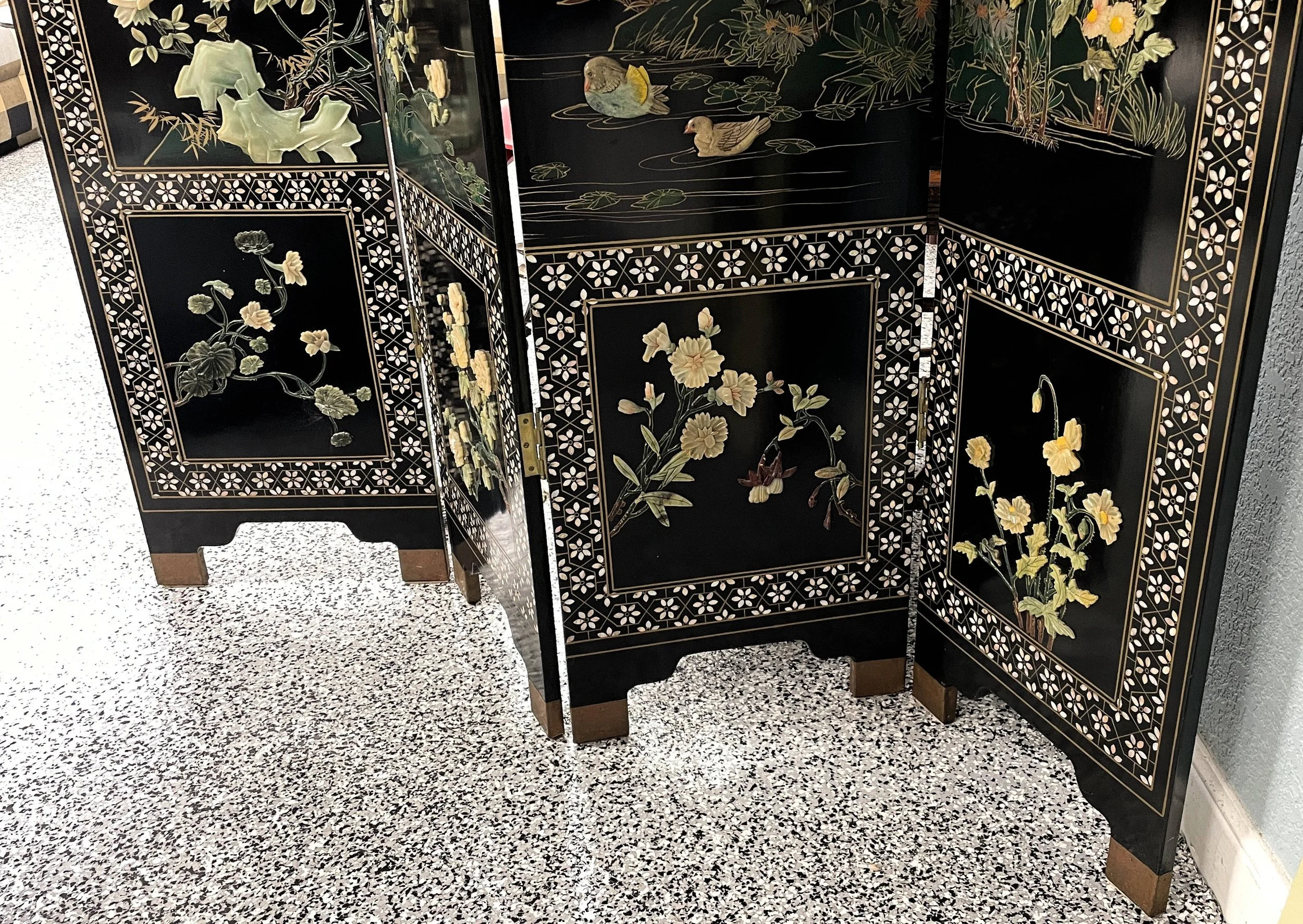 Encore Furniture Gallery-Black Lacquered Asian Floor Screen With